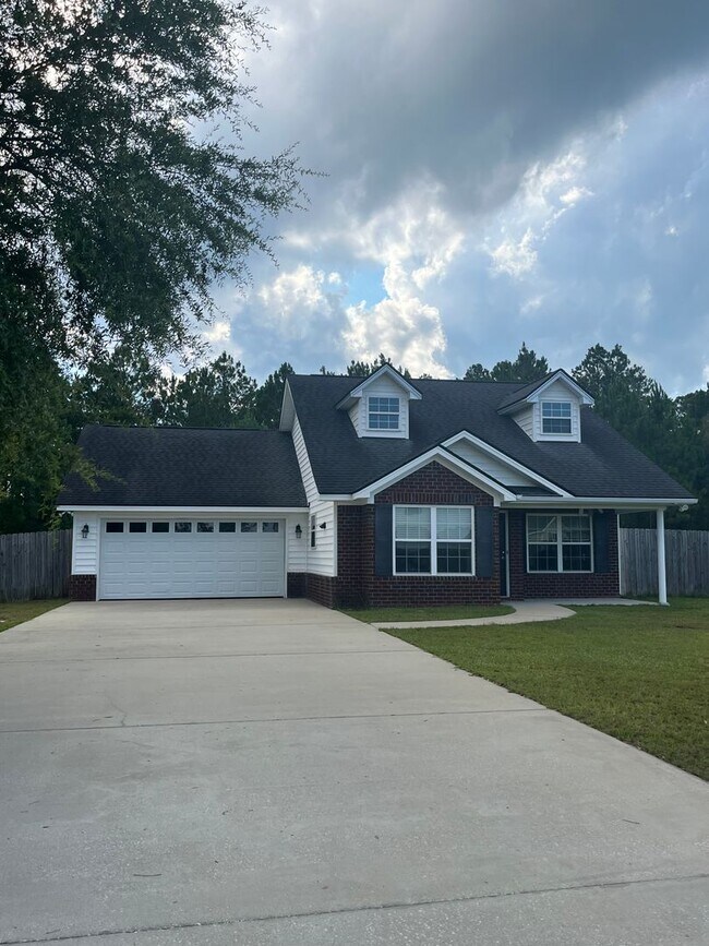 Building Photo - FOR RENT 3 Bed 2 bath Pet friendly home
