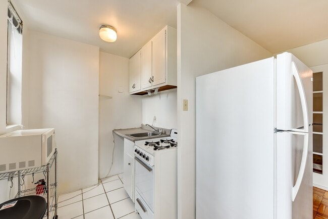 Building Photo - Charming & Bright Junior One Bedroom at Ri...
