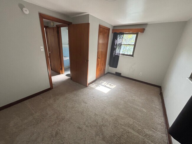Building Photo - 998 Chartiers Ave