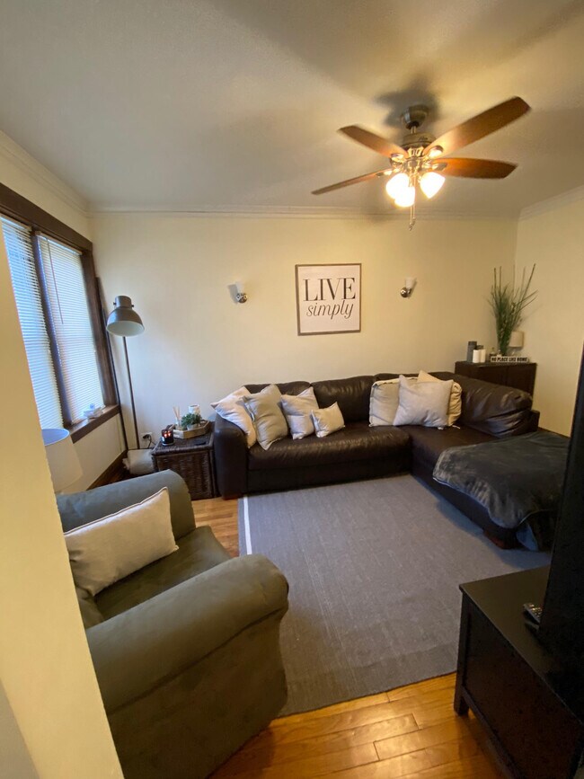 Building Photo - 1427 N Artesian Ave