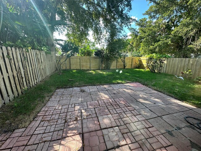 Building Photo - 814 SW 12th Pl