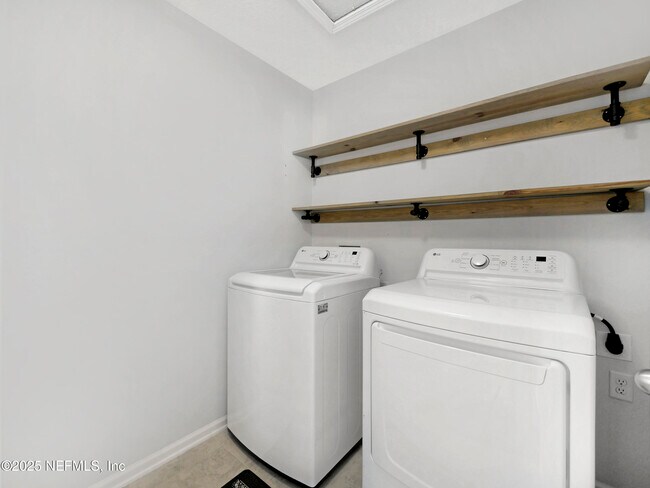 Building Photo - 597 Meadow Ridge Dr