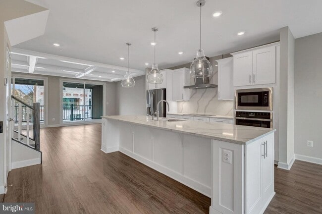 Building Photo - 43769 Metro Ter