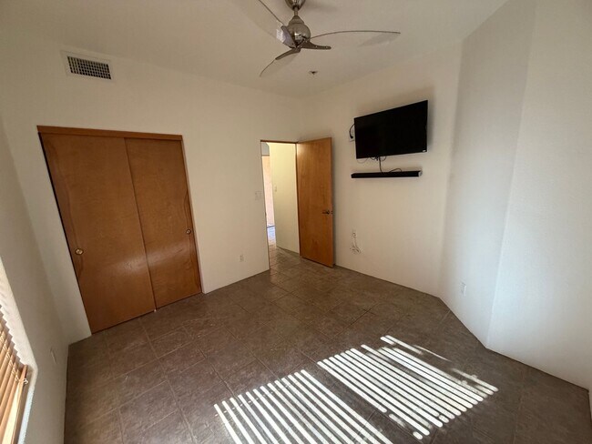 Building Photo - 3-Bedroom House!