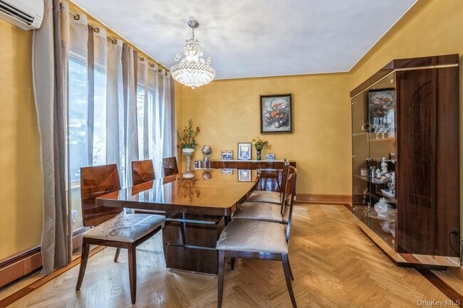 Building Photo - 196-15 Como Ave