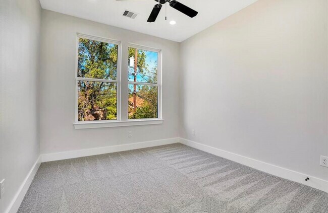 Building Photo - 805 Granville Dr