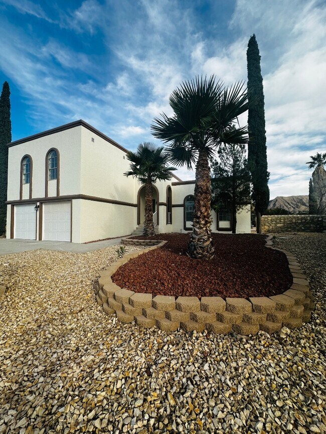 Building Photo - 704 Espolon Dr