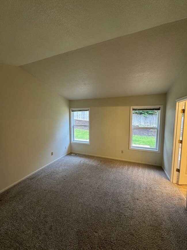 Building Photo - Single level home ~3 Bedroom ~ 2 bath House in Great Location with A/C