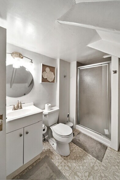 10_Bathroom - 4003 Devine St