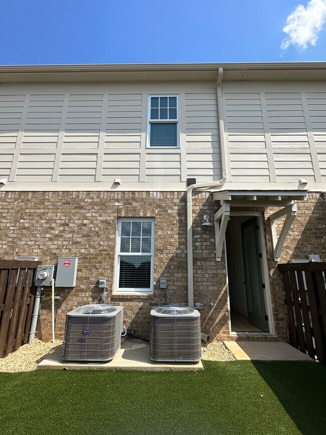 Building Photo - 1108 Windsor Sq