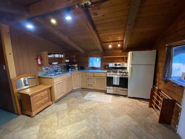 Building Photo - 42725 Brenda Way