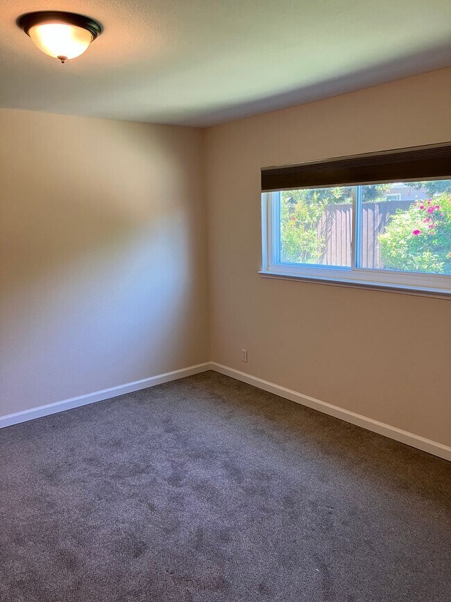 Building Photo - Nicely Updated 4-Bedroom House With Nice B...
