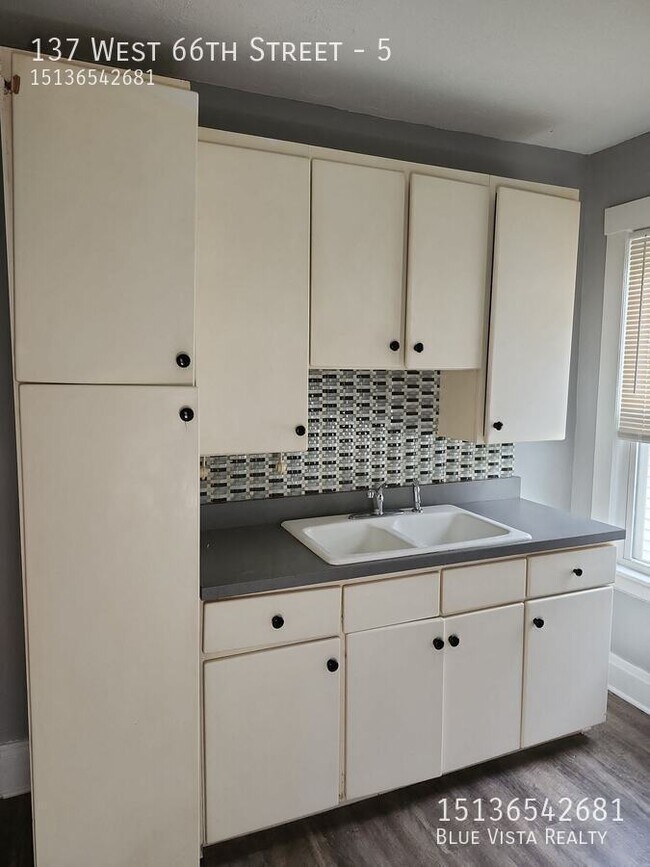 Building Photo - 137 W 66th St