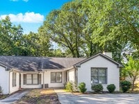 Building Photo - Charming Updated 2BR/2BA Duplex Close To E...