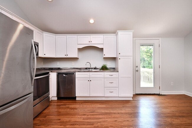 Building Photo - Charming 3/2.5 House with Lawn Care included!