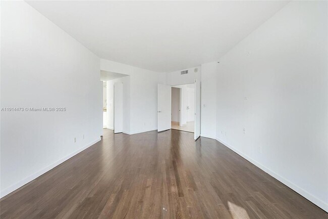 Building Photo - 300 South Pointe Dr