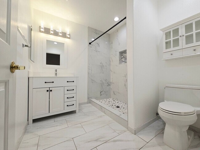 Building Photo - BEAUTIFUL 3BD/2BA WITH MANY UPGRADES!