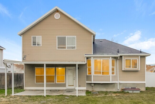 Building Photo - 1831 W Quarter Horse Ave