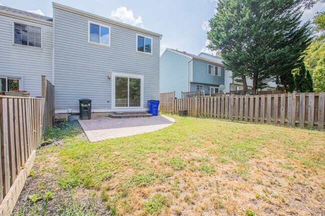 Building Photo - Stunning 3 BR/3 BA EOG Townhome in Columbia!