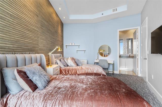 Building Photo - 16001 Collins Ave