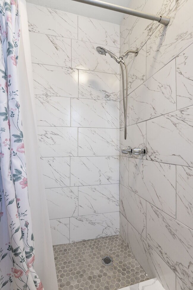 Building Photo - "Charming 3-Bed, 2-Bath Gem in St. Petersb...