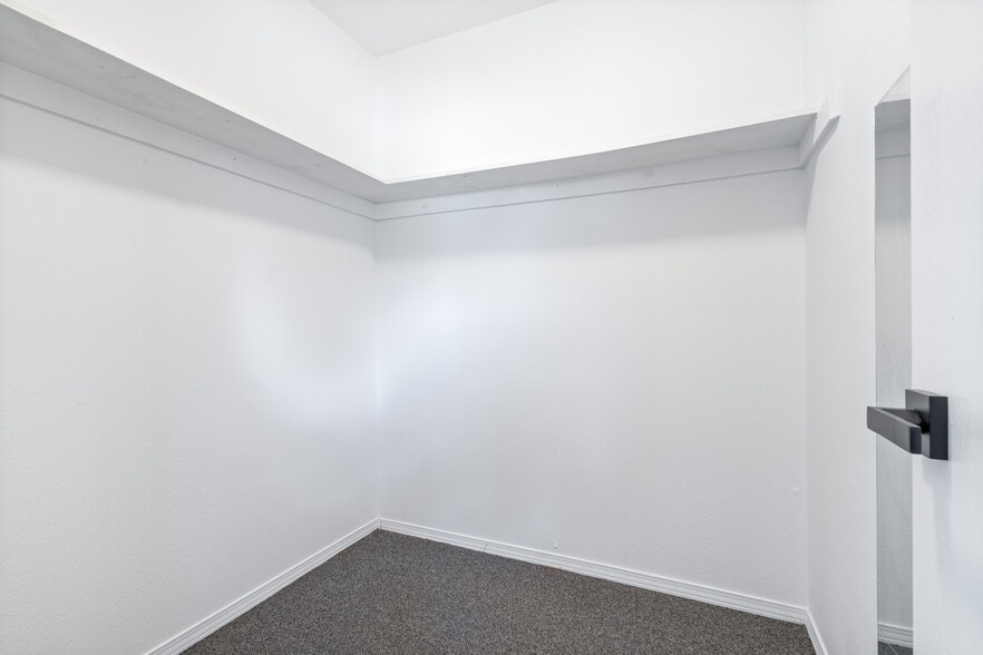 Building Photo - 950 W Eagle St