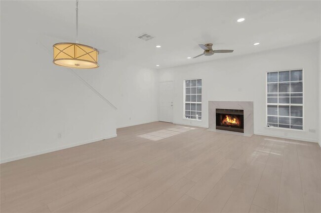 Building Photo - 4001 Tanglewilde St