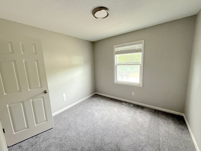 Building Photo - Nice Split Level in North Kansas City