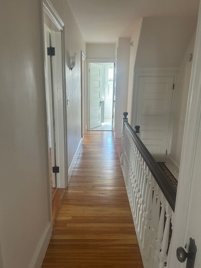 Building Photo - Beautiful 3BR/1.5BA Home Available Septemb...