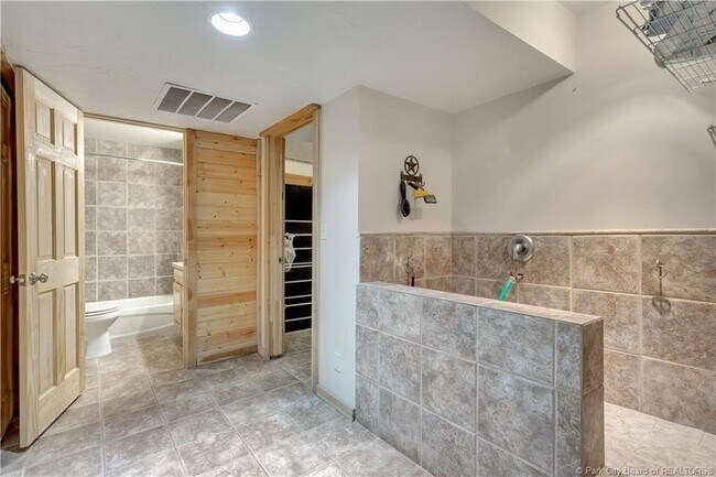 Building Photo - 430 Parkview Dr