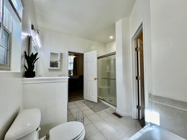 Building Photo - 6608 Rosemont Ln