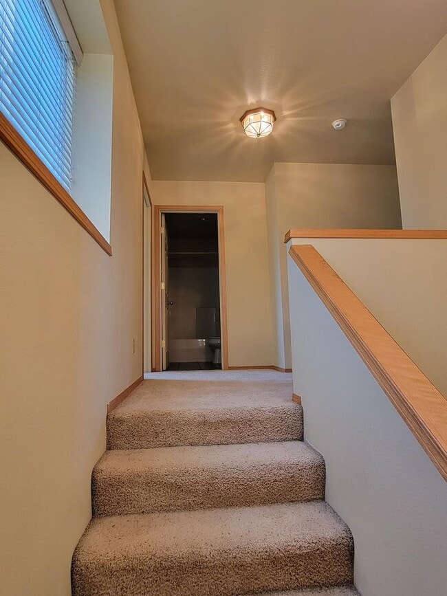 Building Photo - 3 Bedroom, 2.5 Bathroom Townhouse: Month- Month Lease