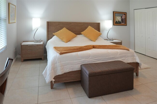 Building Photo - 821 SW 13th Ct