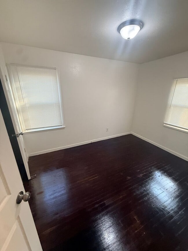 Building Photo - 3 BED 1 BATH SINGLE FAMILY HOME!