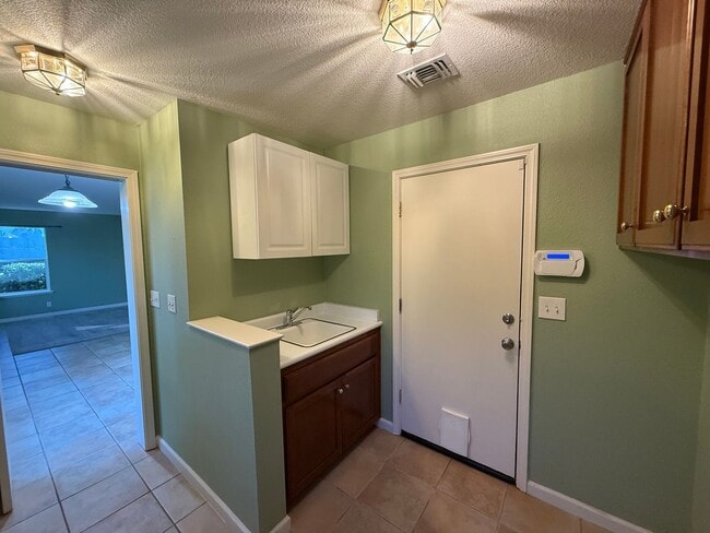 Building Photo - Large two story in Rose Hollow neighborhoo...