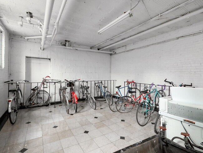 Building Photo - 821 W Waveland Ave