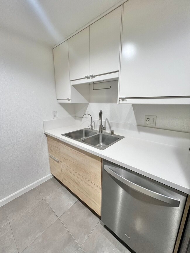 Building Photo - Spacious and recently remodeled 2 bedroom 1 bathroom duplex!