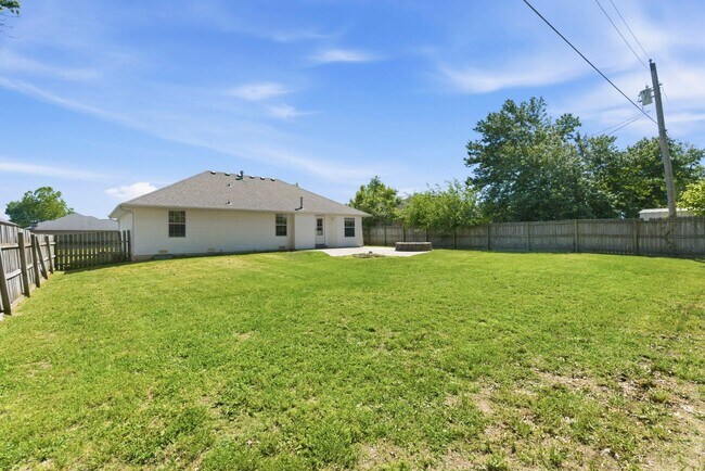 Building Photo - Nixa 3 bed 2 bath 2 car garage home!