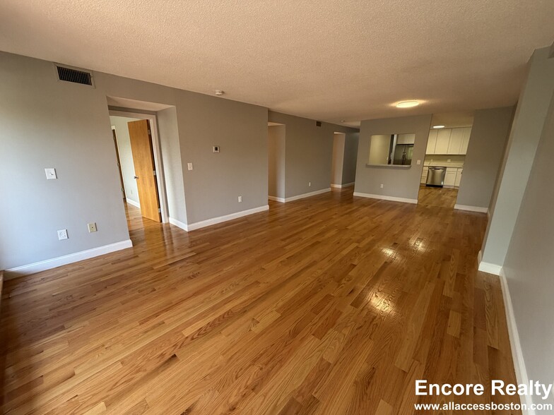 Building Photo - 1850 Beacon St