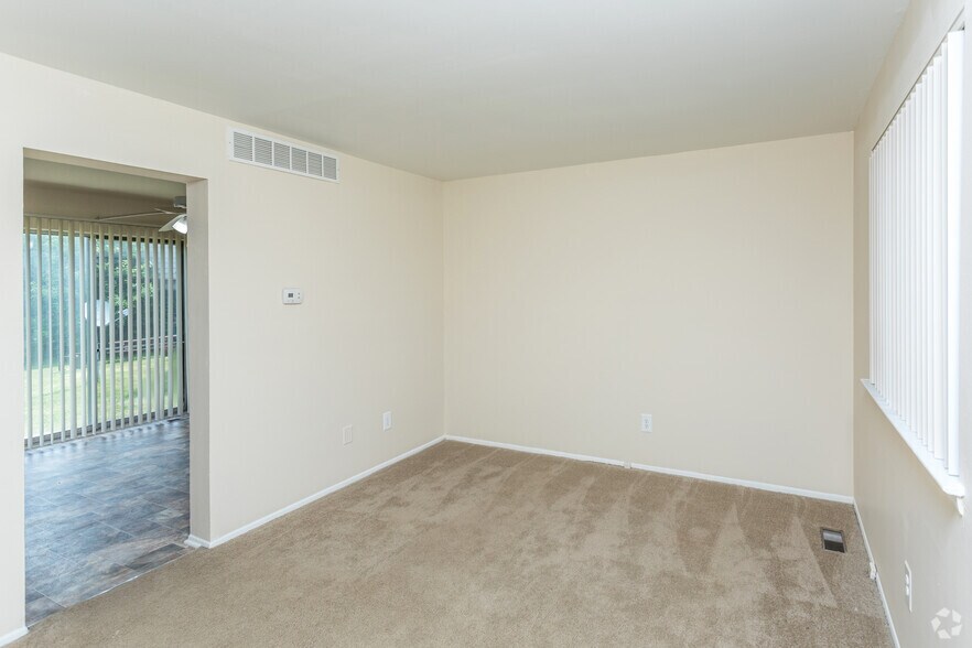 Auburn Village Townhomes 60 1/2 Grantour Ct Pontiac MI 48340