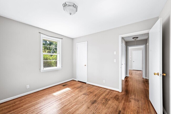 Building Photo - Beautifully Updated 3BR/1.5BA Home in Cove...