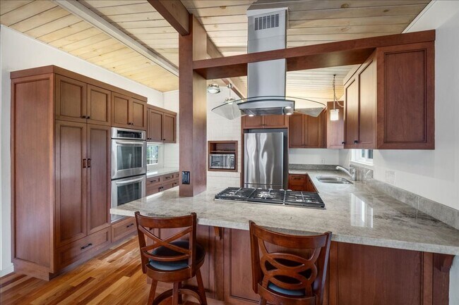 Building Photo - Private Belmont Home | 3 Bed | 3 Bath | 2,272 Sq. Ft.