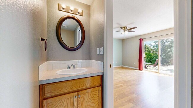 Building Photo - Spacious 3-Bed,2.5-Bath Home with Fenced Yard