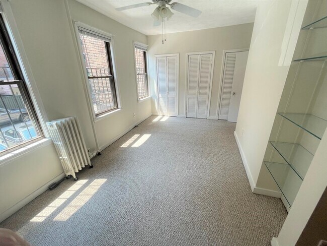 Building Photo - 20 Wellington St