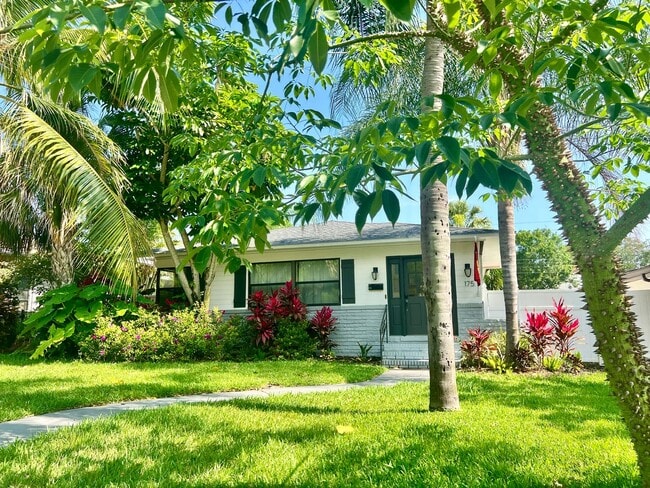 Building Photo - FULLY FURNISHED 2/2 OLD NE BUNGALOW