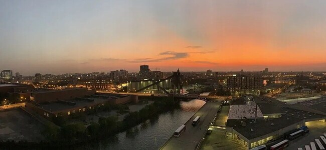 Building Photo - 900 N Kingsbury St