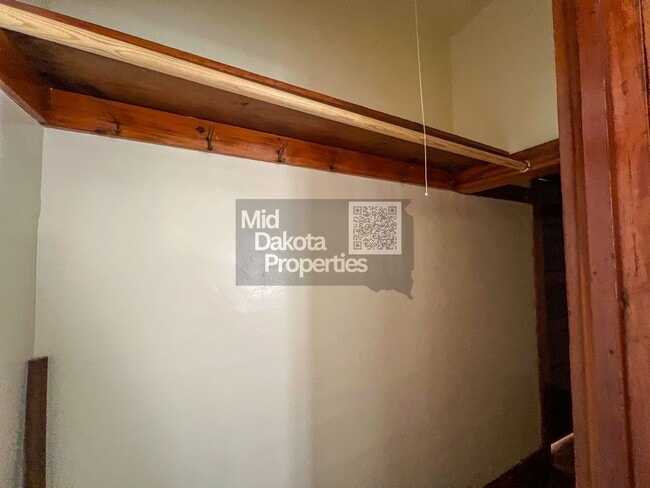 Building Photo - 933 E 5th-3 Bedroom House