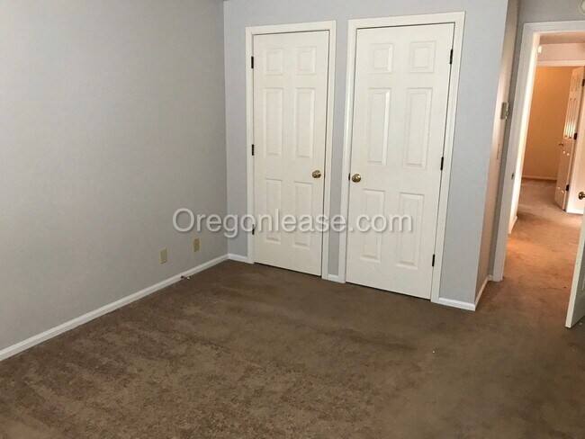 Building Photo - 3/2 Duplex Townhome in Thurston Hills