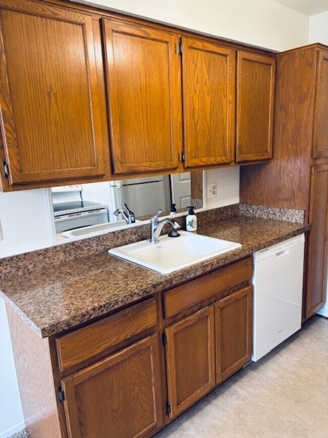 Building Photo - Beautiful 2 bedroom upper condo with 1 car garage, Harrison Township