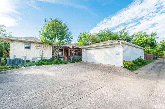 Building Photo - Updated White Rock Lake Area Duplex